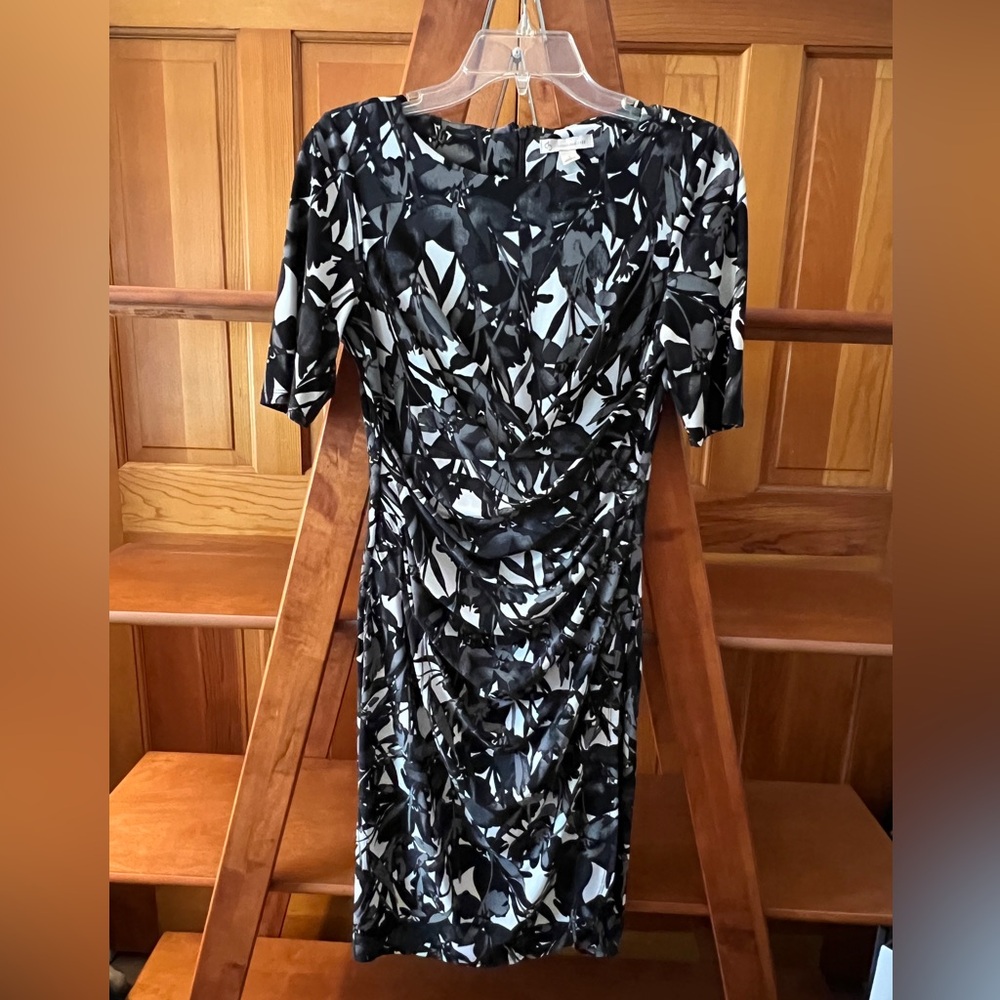Dressbarn Black & White Abstract Print Ruched Dress – Size 4